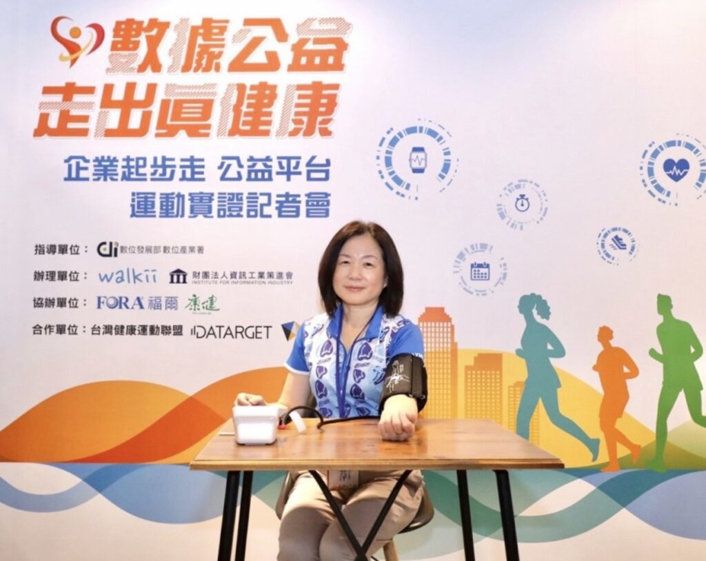 數產署主任秘書黃雅萍現場體驗血壓量測