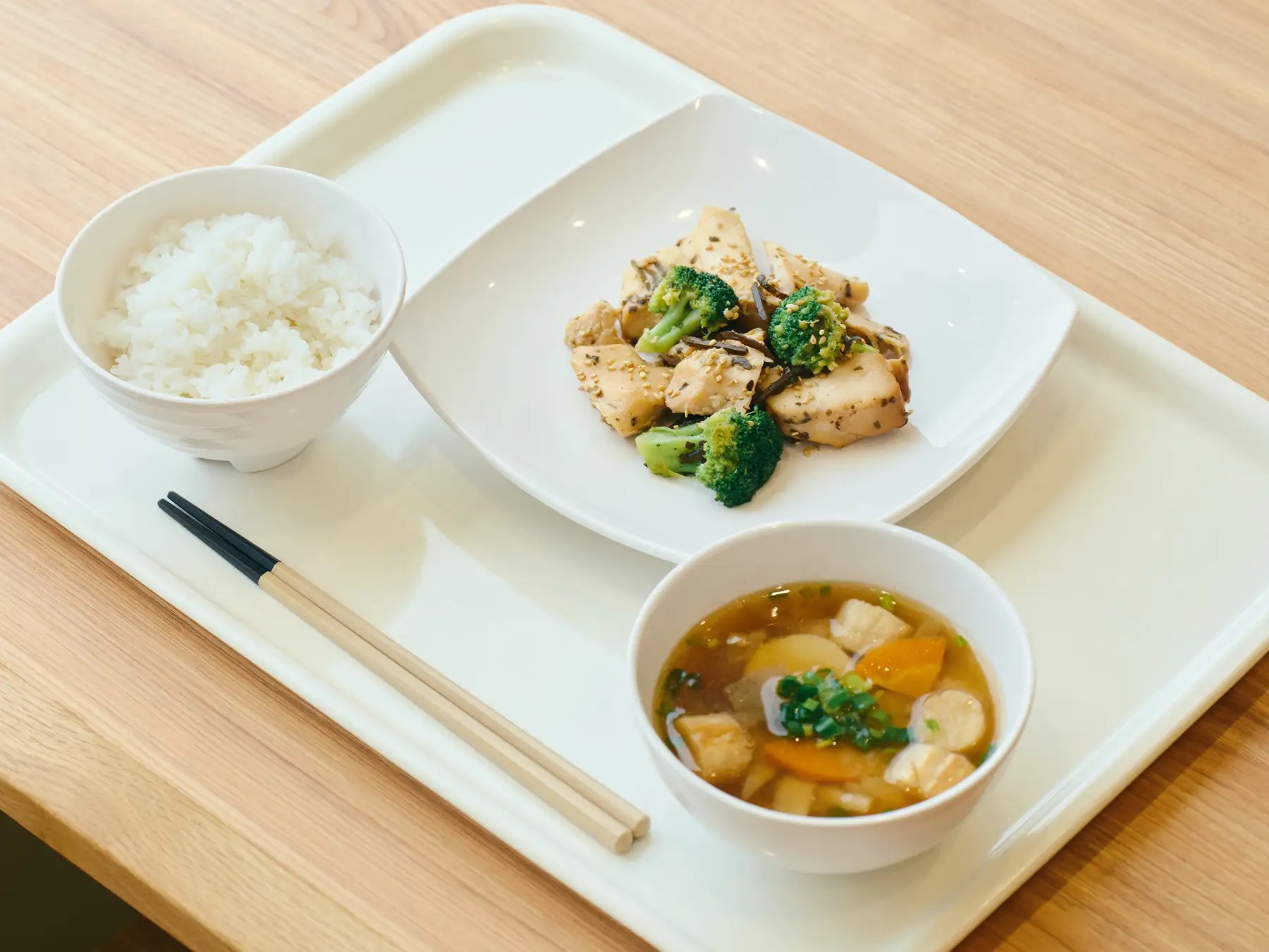 あすけん官方健康定食：米飯、雞肉與蔬菜、湯品