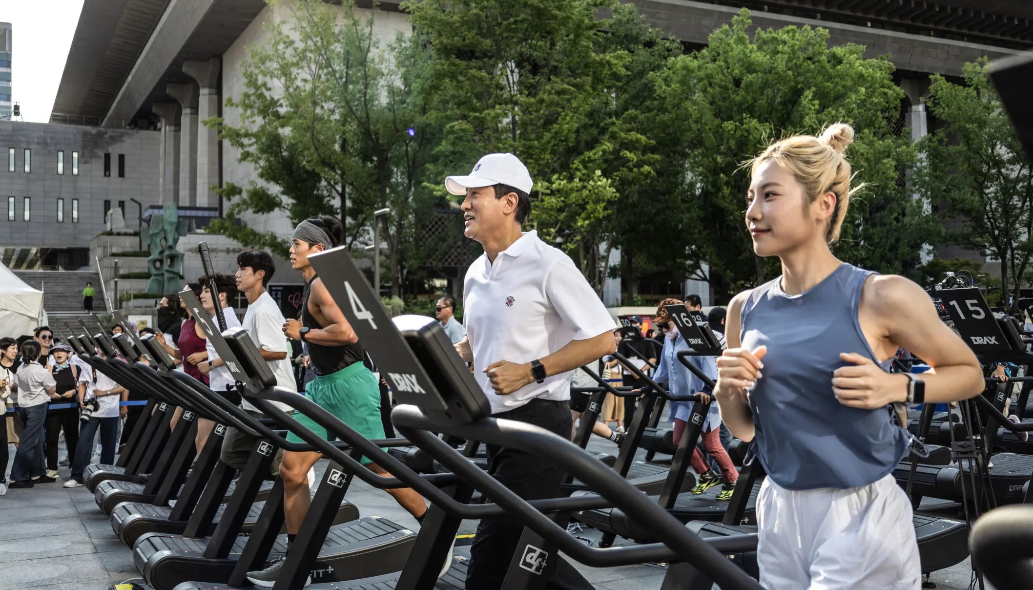 戶外運動活動中，多名參與者使用跑步機運動